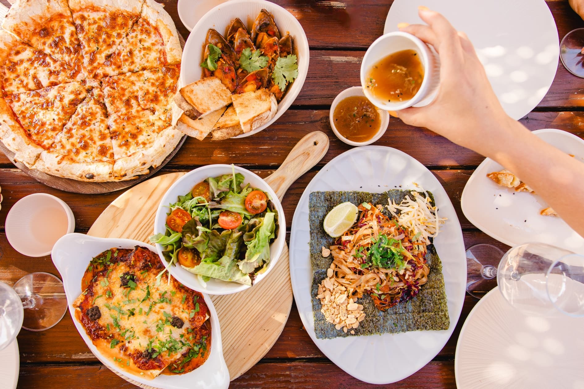 Mesa com pratos Kailua